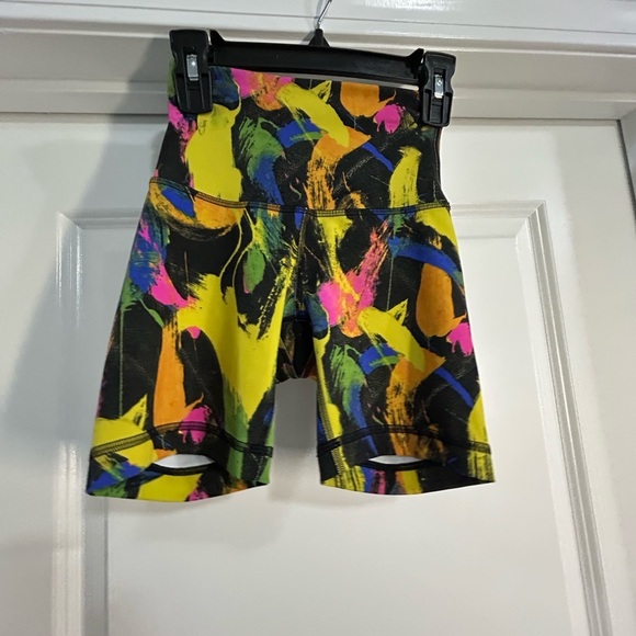lululemon athletica Wunder Train High-Rise Shorts - Black and Yellow Multi - Picture 3 of 4